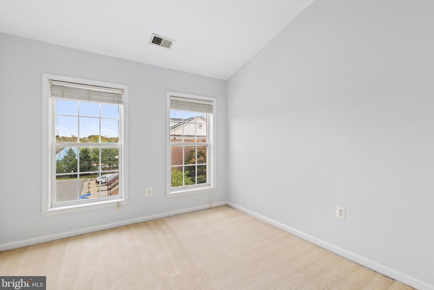 5684 Faircloth Ct, Centreville VA  20120-1979 exterior