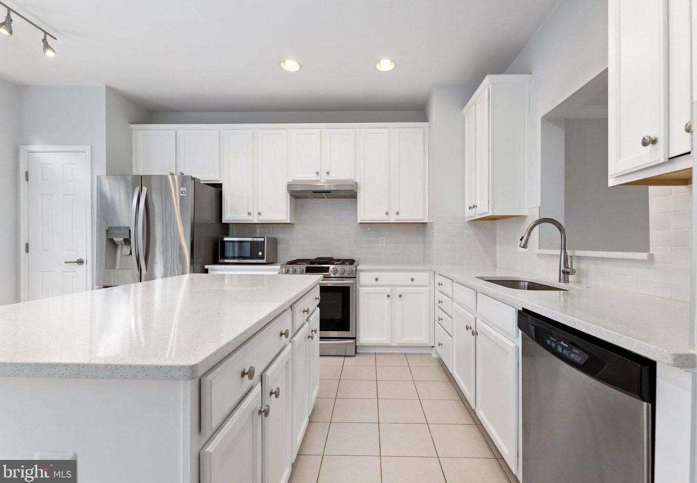 5684 Faircloth Ct, Centreville VA  20120-1979 exterior