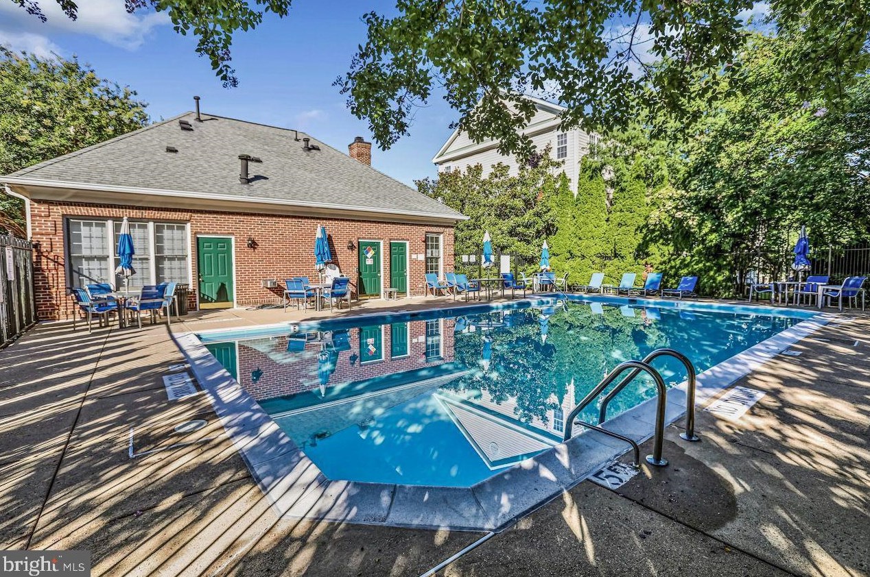 1520 Northern Neck Dr, Vienna VA  22182-5540 exterior