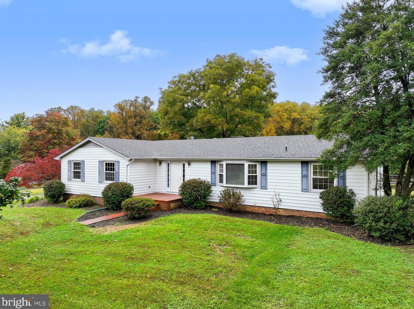 7312 Burke Meadow Dr, Fairfax, VA 22039-1908