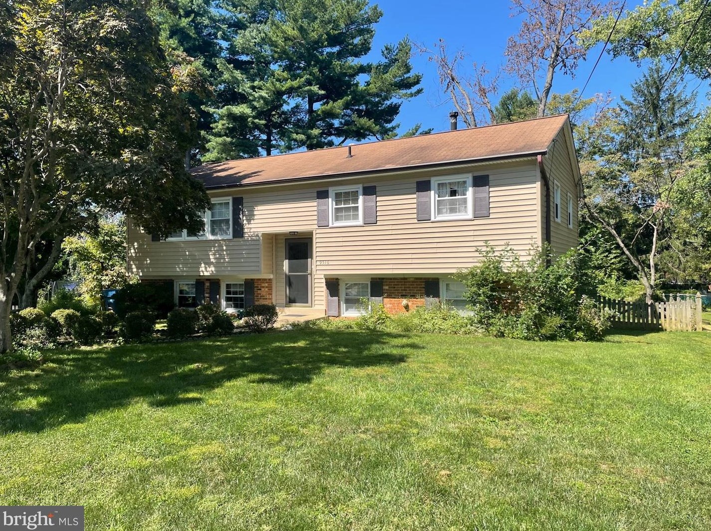 9516 Farmview Ct, Fairfax, VA 22032-1224