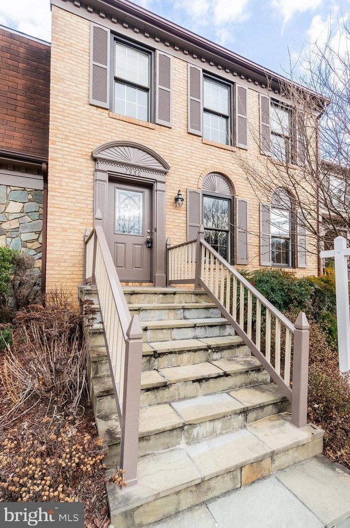 7950 Yancey Dr, Falls Church, VA 22042