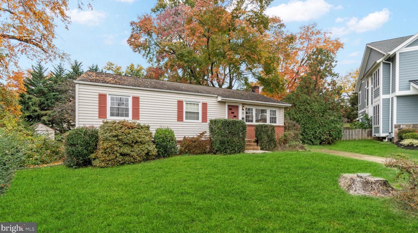 2 Elaine Cir, Vienna VA  22180-5801 exterior