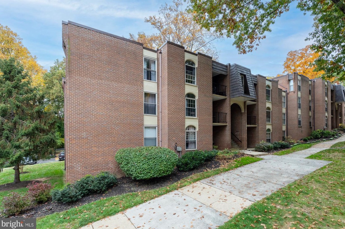 3326 Woodburn Village Dr #12, Annandale, VA 22003
