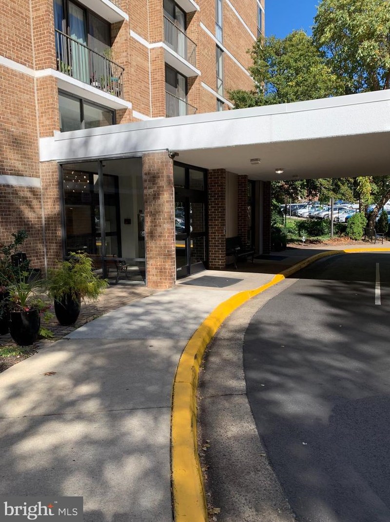 2311 Pimmit Dr Apt 701, Falls Church, VA 22043