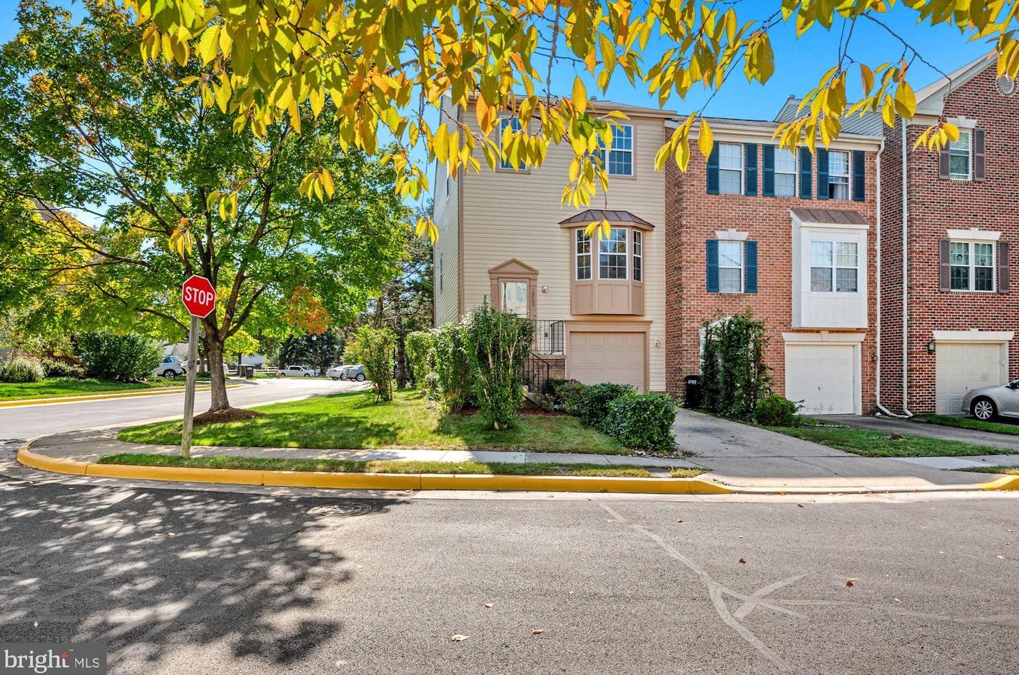 13705 Crystalford Ct, Centreville, VA 20120-2085