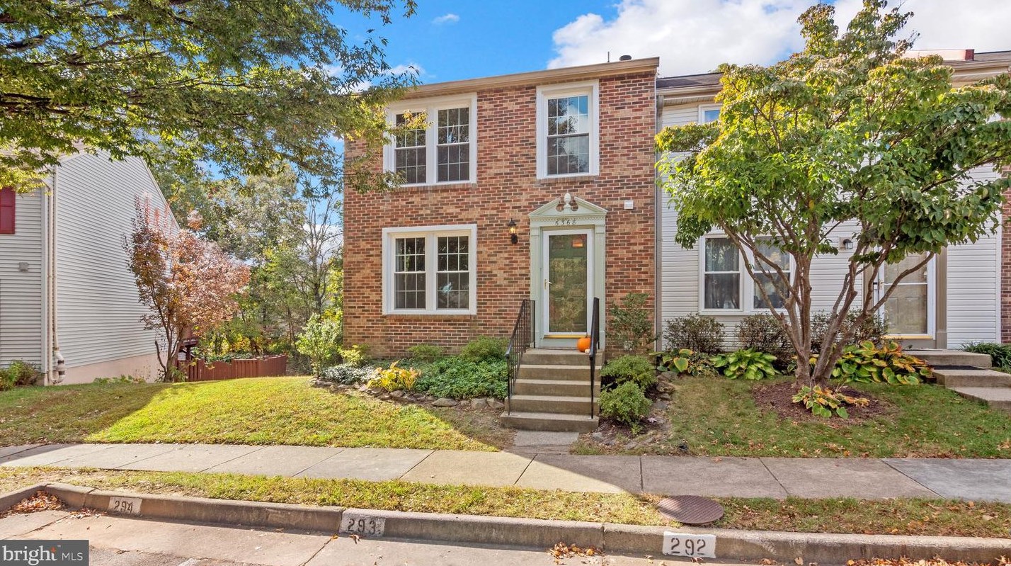 6368 Generals Ct, Centreville, VA 20121-2651