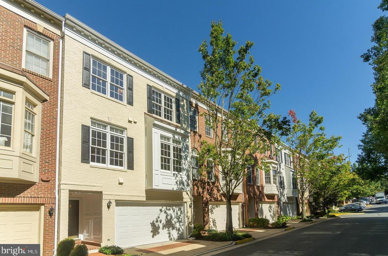 1610 Leeds Castle Dr, Vienna, VA 22182-5509
