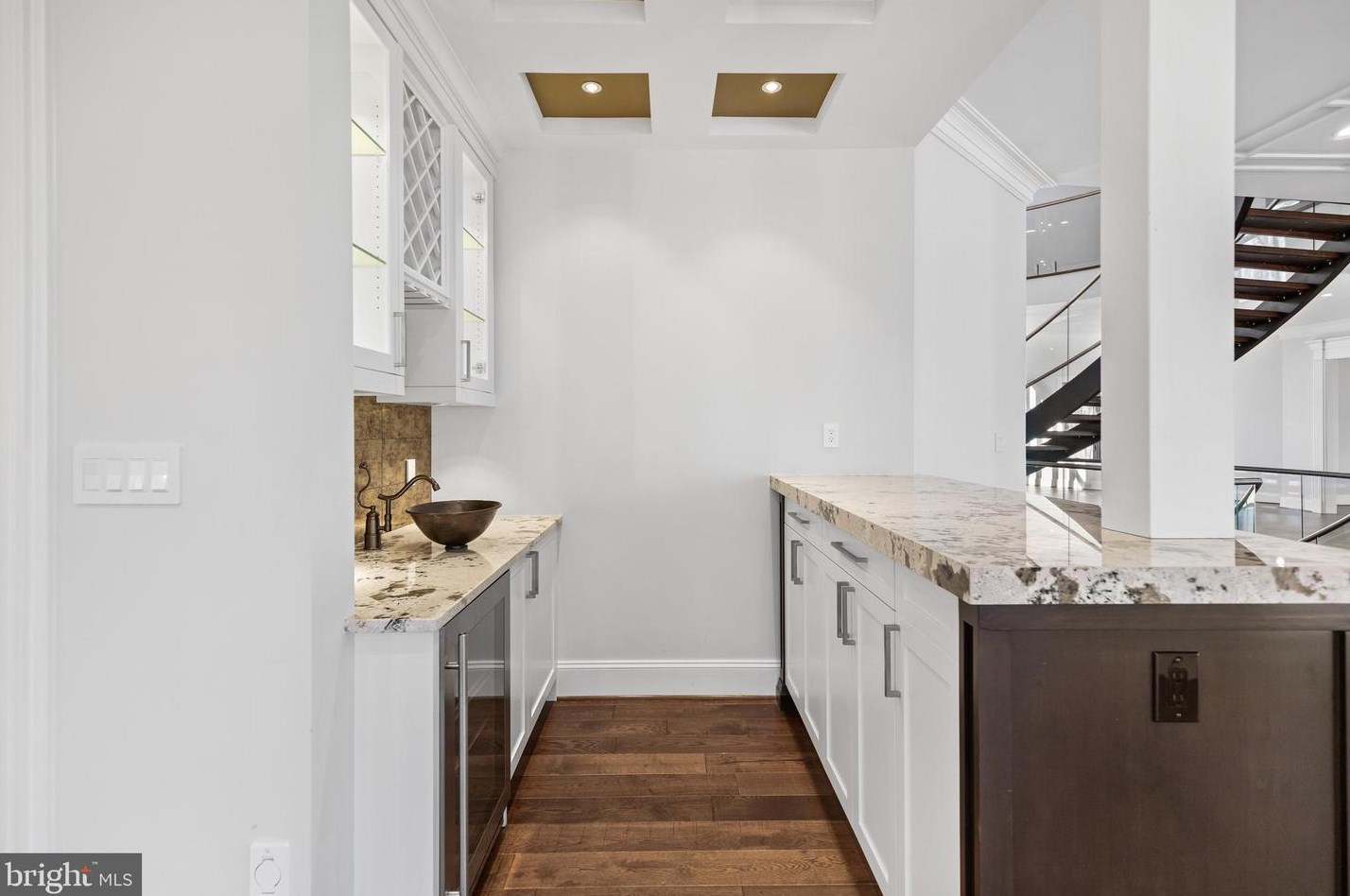 2035 Hunter Mill Rd, Vienna VA  22181-2836 exterior