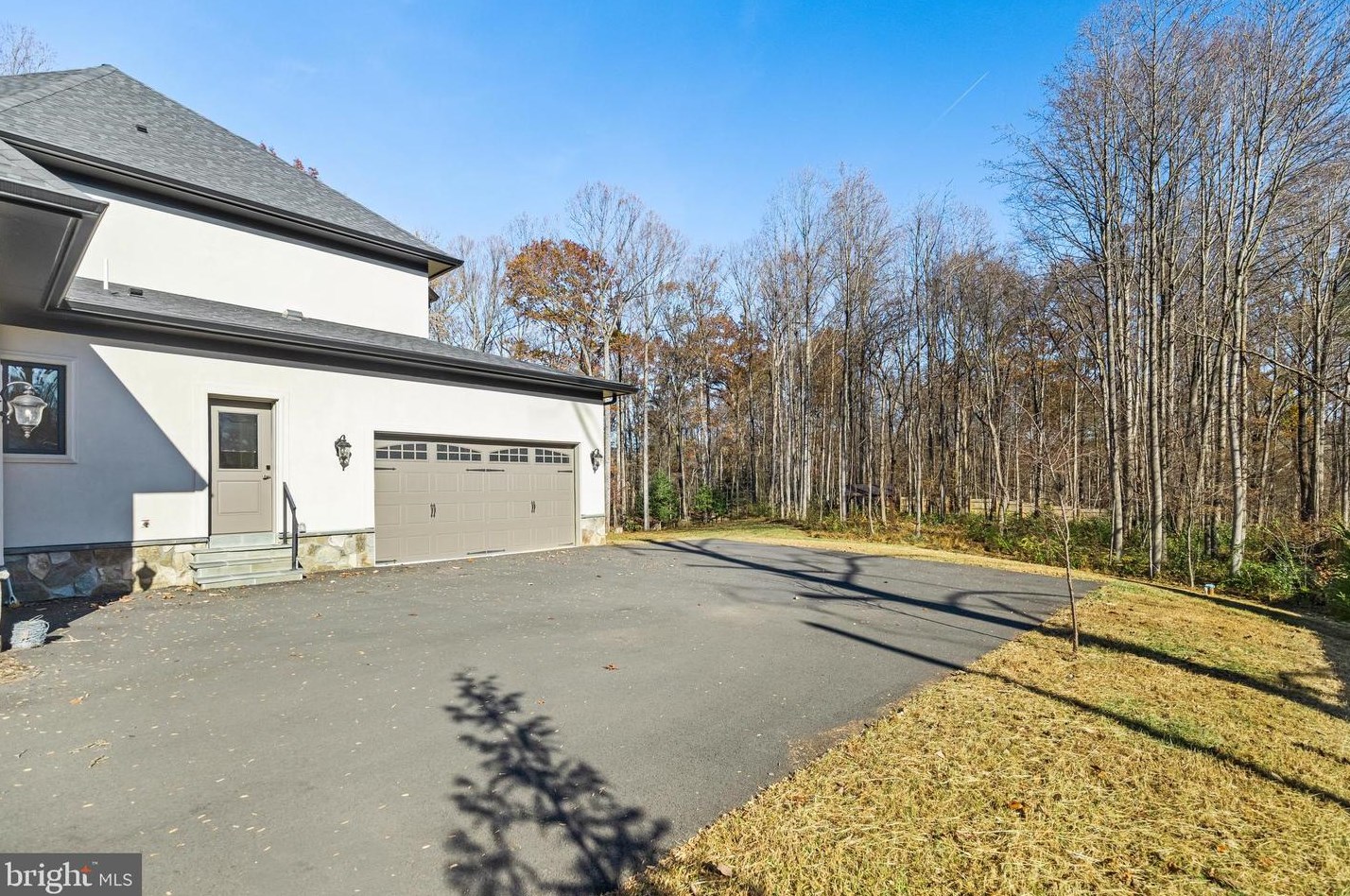 2035 Hunter Mill Rd, Vienna VA  22181-2836 exterior