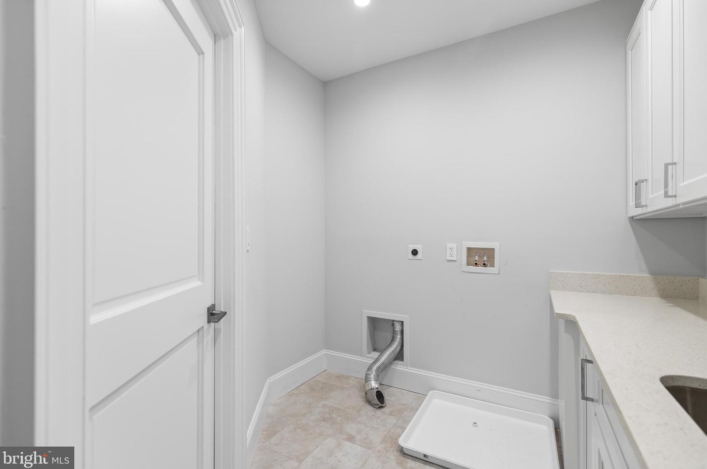 2035 Hunter Mill Rd, Vienna VA  22181-2836 exterior