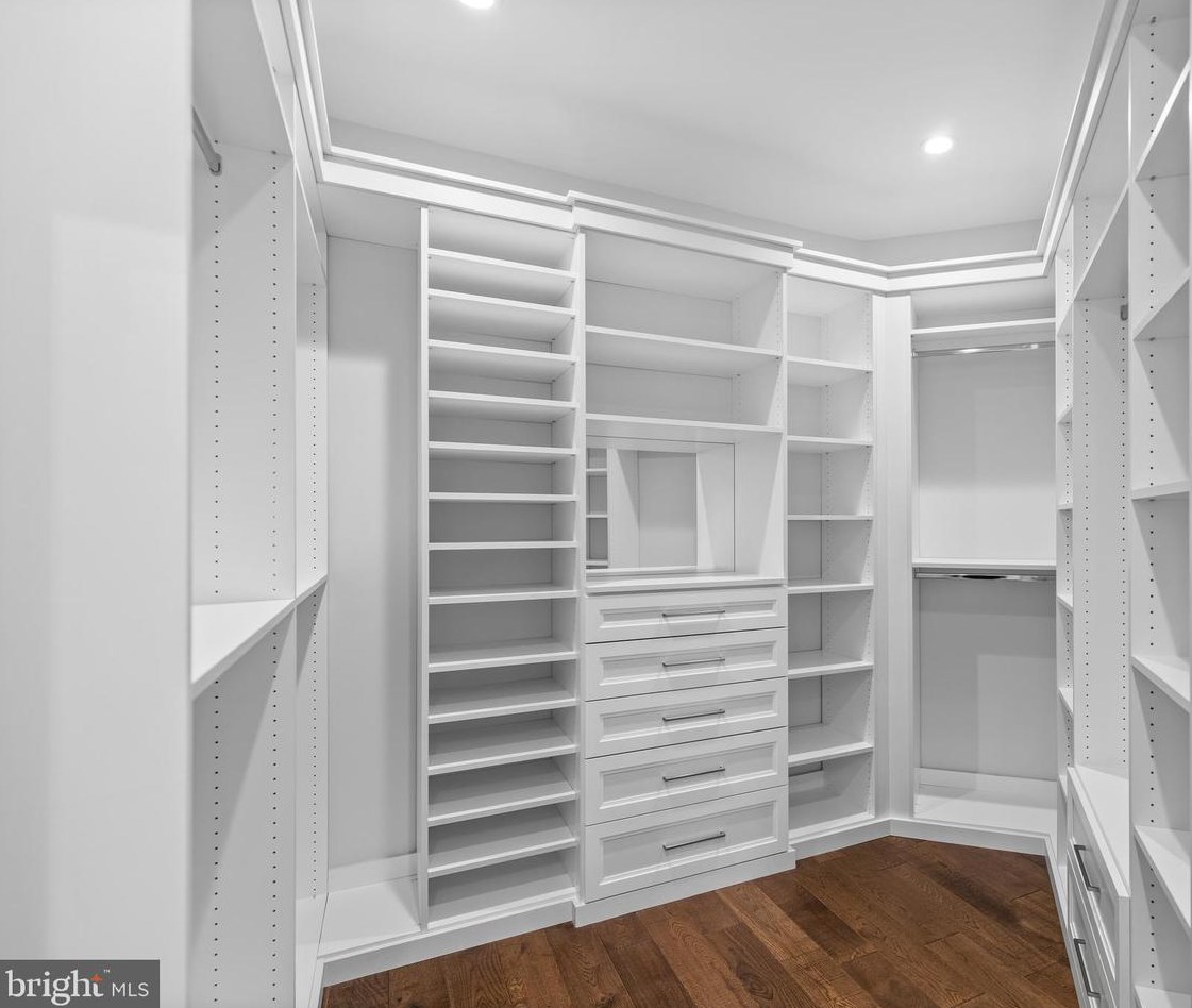 2035 Hunter Mill Rd, Vienna VA  22181-2836 exterior