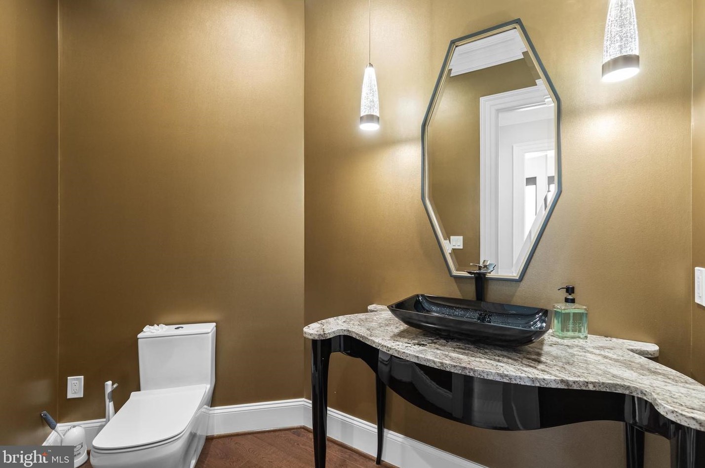 2035 Hunter Mill Rd, Vienna VA  22181-2836 exterior