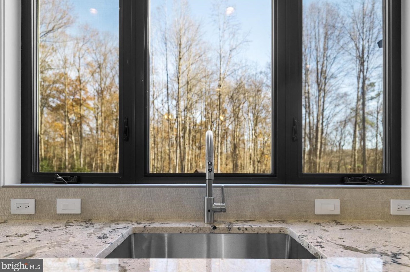 2035 Hunter Mill Rd, Vienna VA  22181-2836 exterior