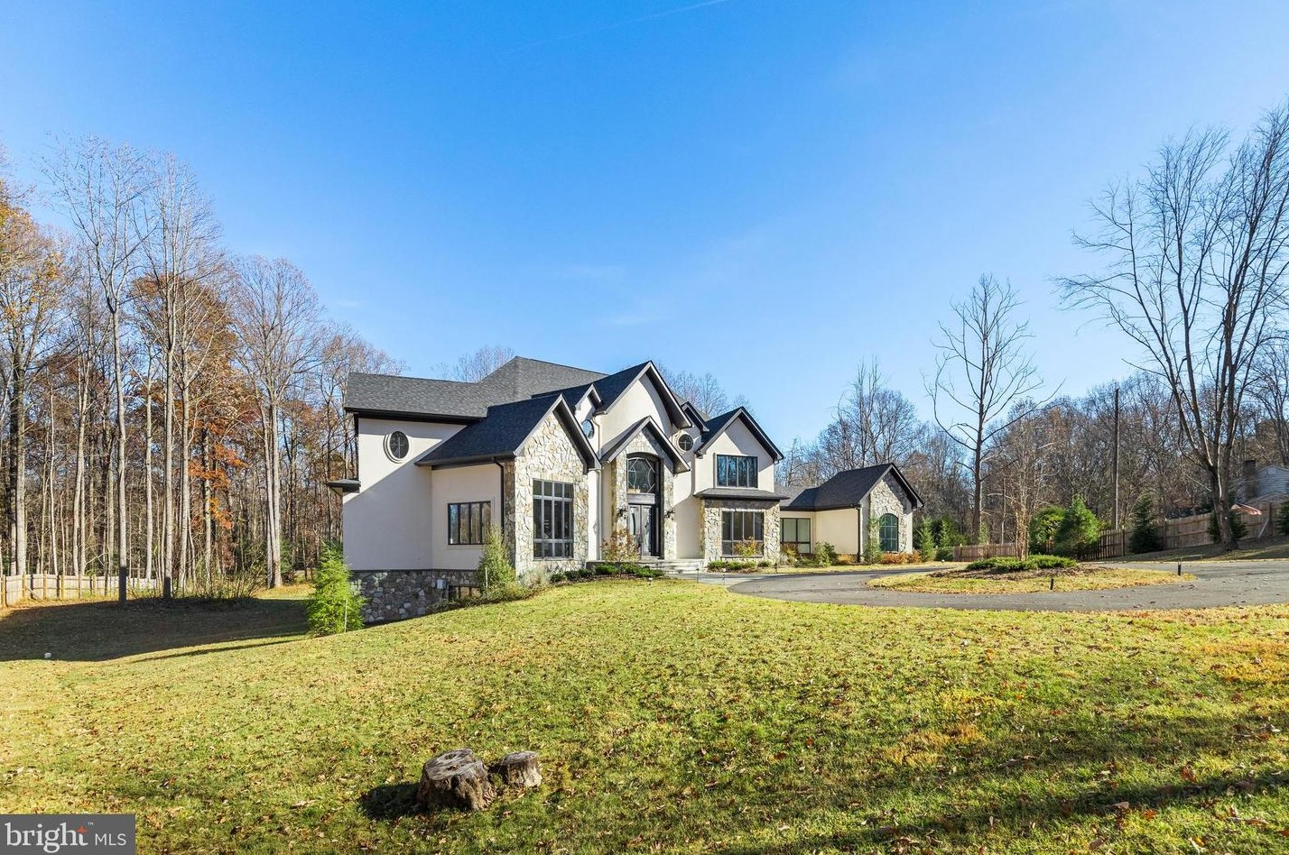 2035 Hunter Mill Rd, Vienna VA  22181-2836 exterior