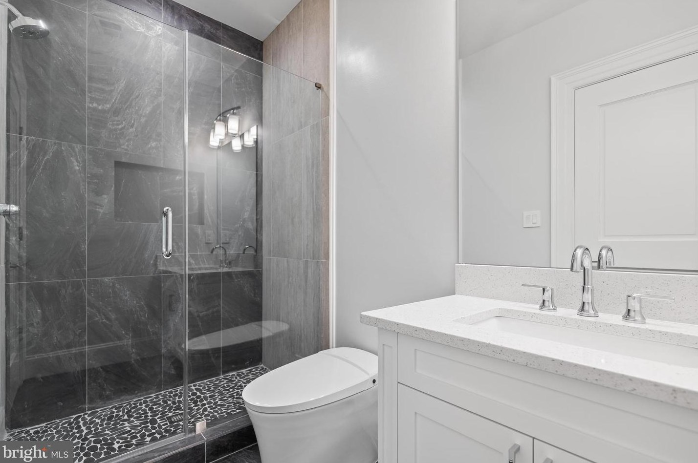 2035 Hunter Mill Rd, Vienna VA  22181-2836 exterior