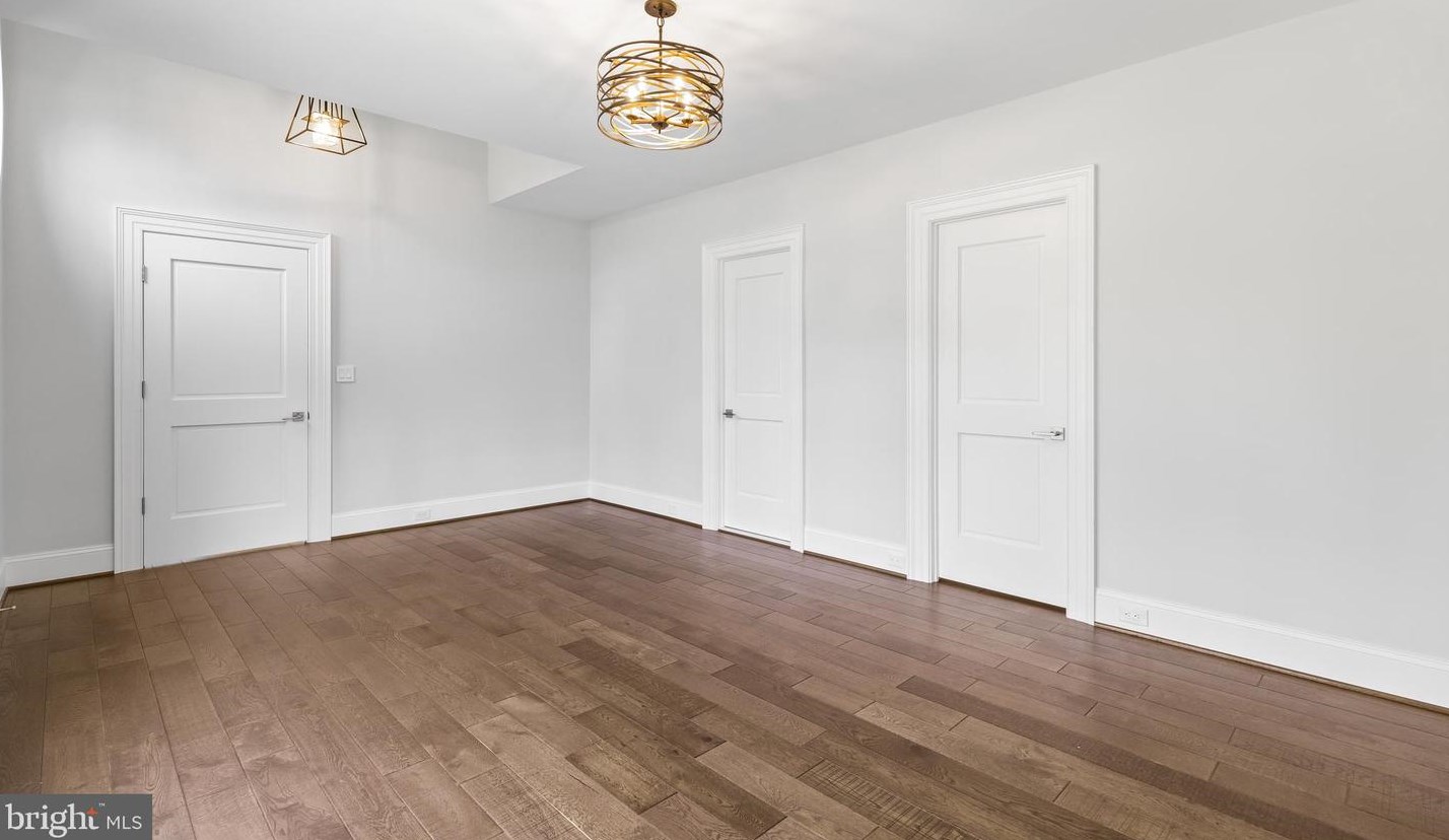 2035 Hunter Mill Rd, Vienna VA  22181-2836 exterior