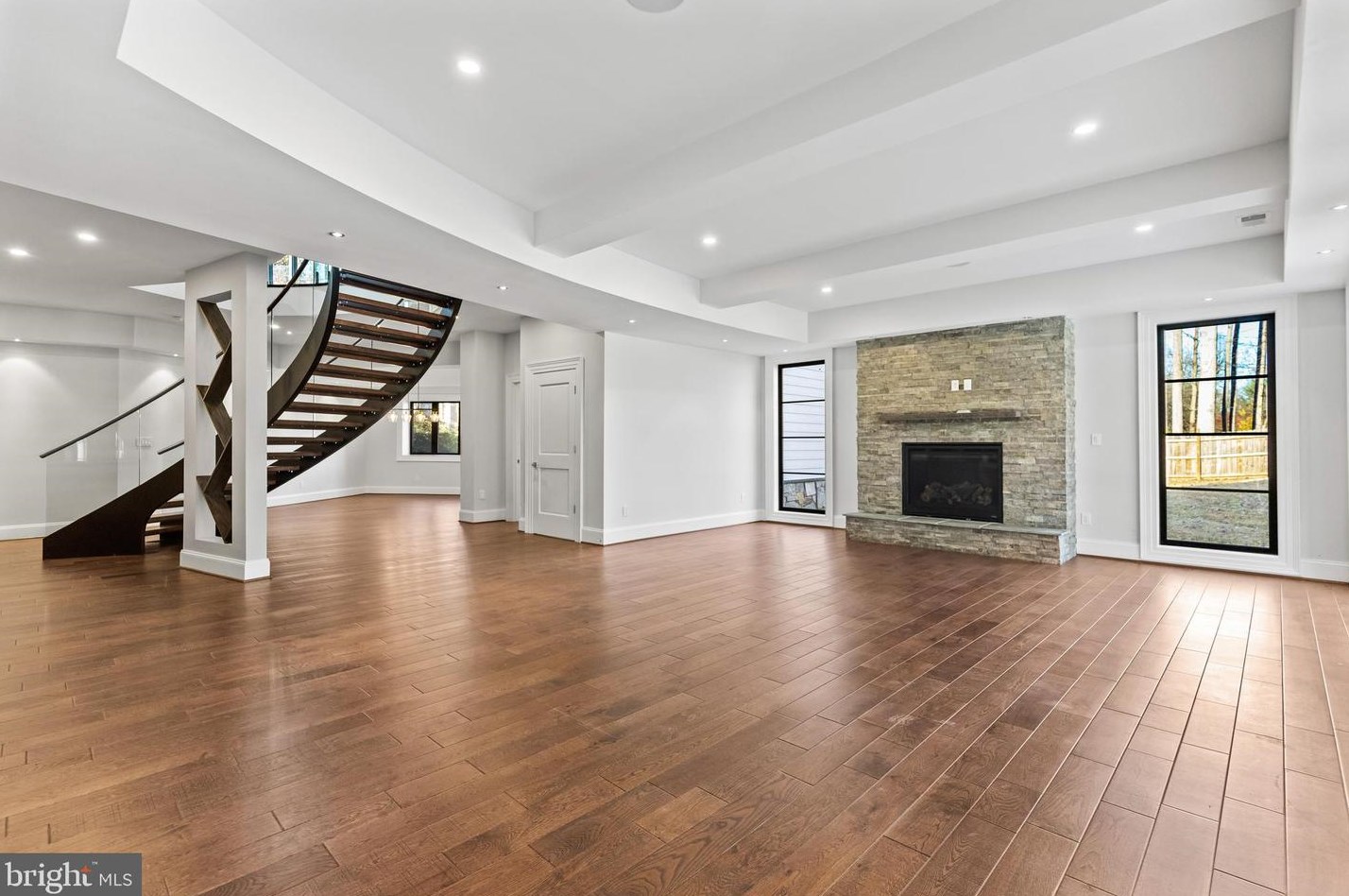 2035 Hunter Mill Rd, Vienna VA  22181-2836 exterior