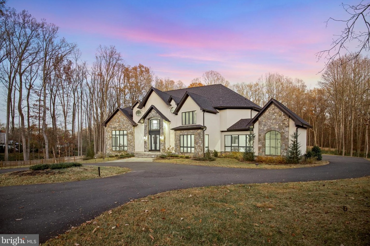 2035 Hunter Mill Rd, Vienna VA  22181-2836 exterior