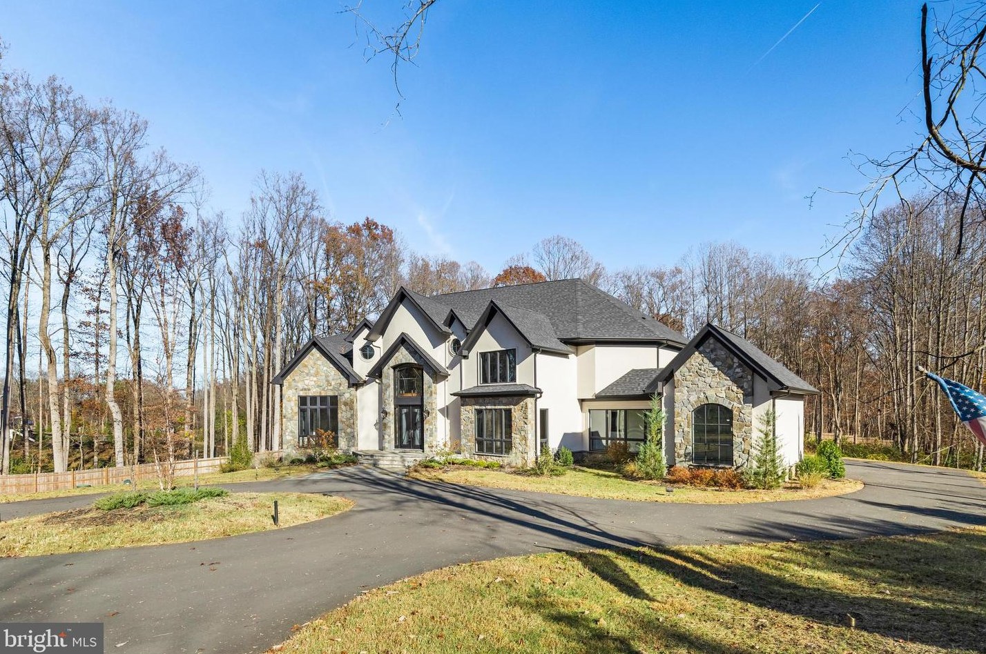 2035 Hunter Mill Rd, Vienna VA  22181-2836 exterior