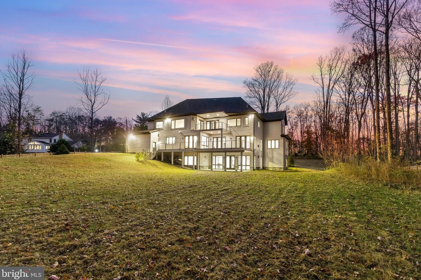 2035 Hunter Mill Rd, Vienna VA  22181-2836 exterior