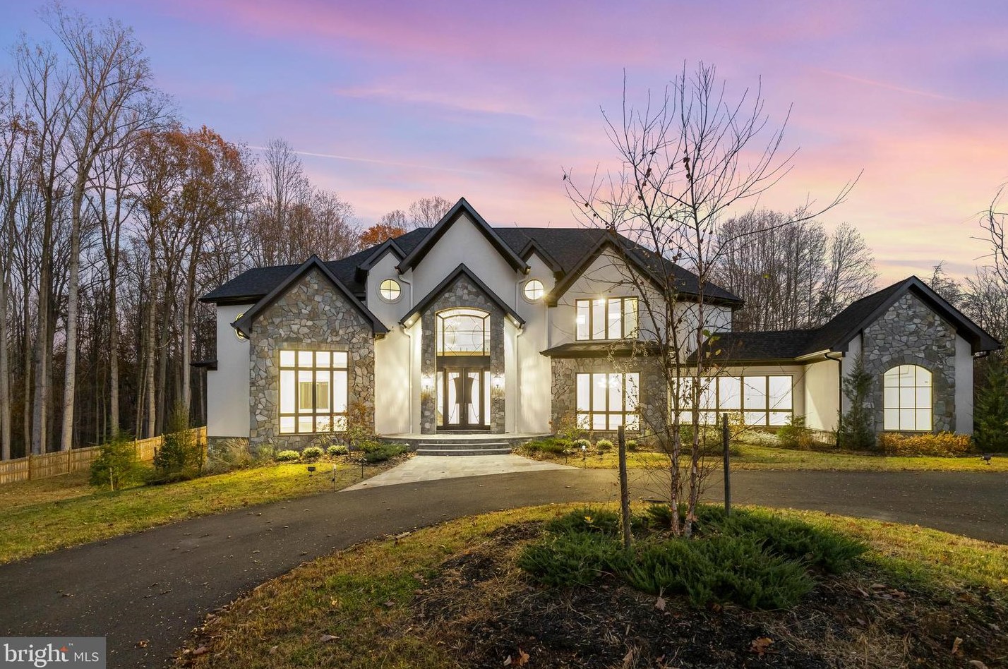 2035 Hunter Mill Rd, Vienna VA  22181-2836 exterior