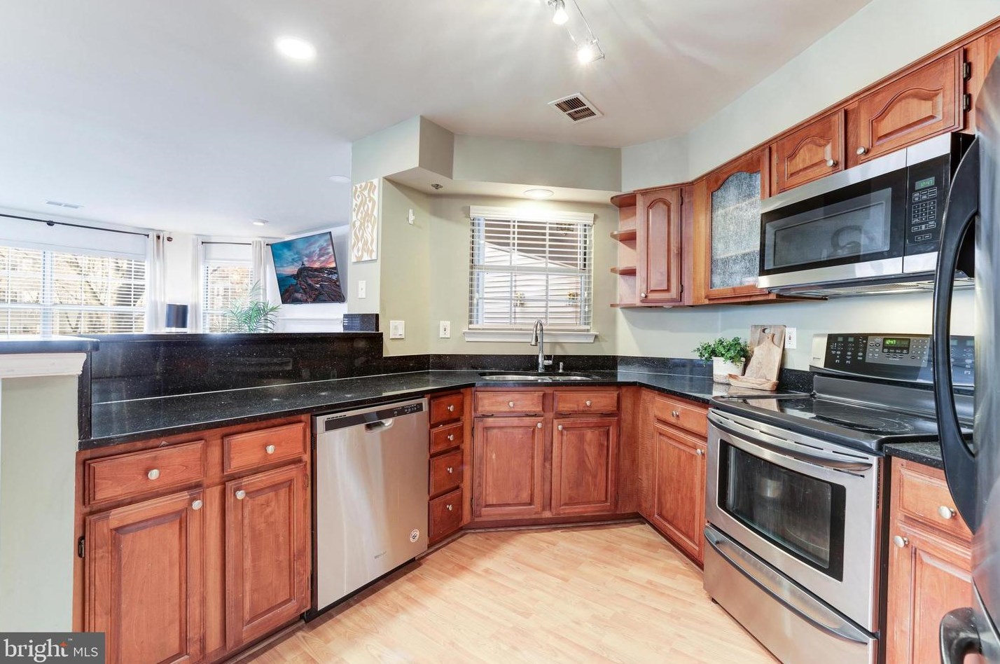 5616 Willoughby Newton Dr, Centreville, VA 20120-1927