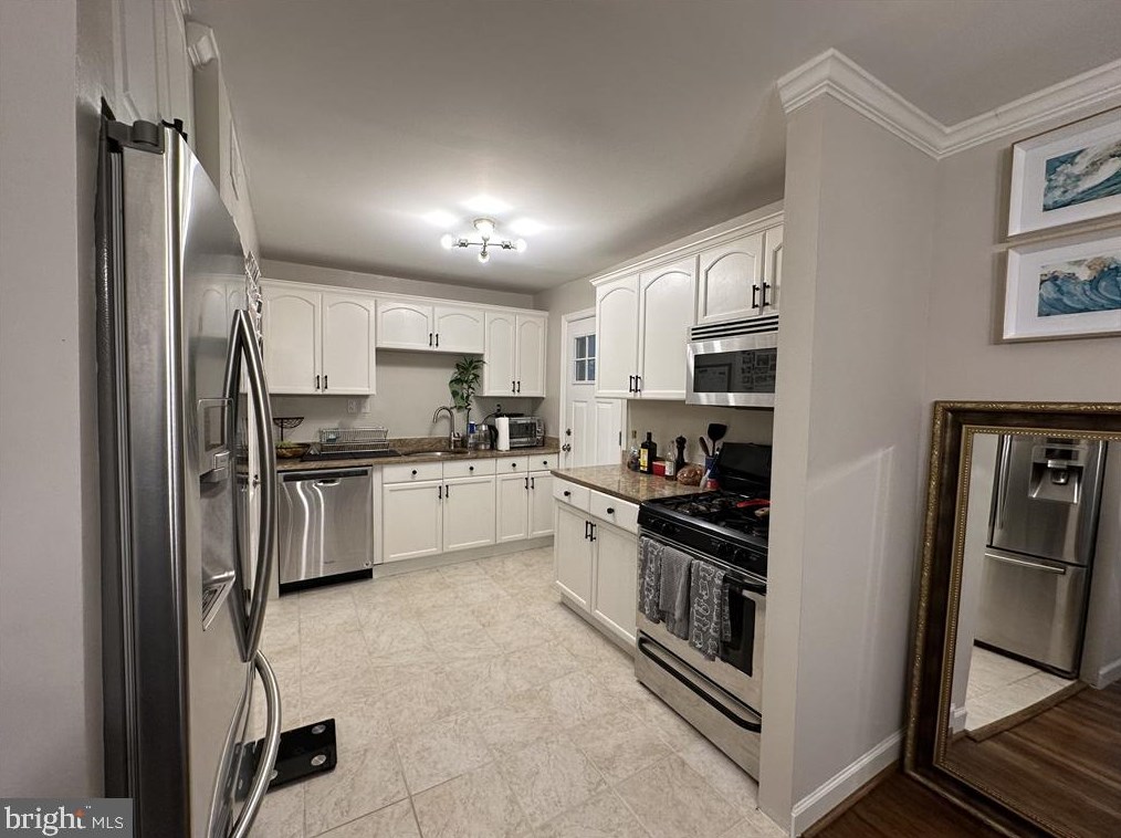 2004 Hillside Dr, Falls Church, VA 22043