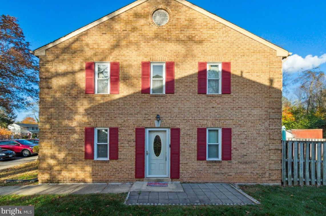 9819 Lakepointe Dr, Springfield, VA 22015