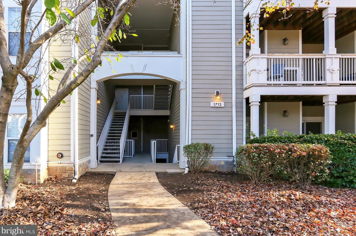 1712 Lake Shore Crest Dr #22, Herndon, VA 20190