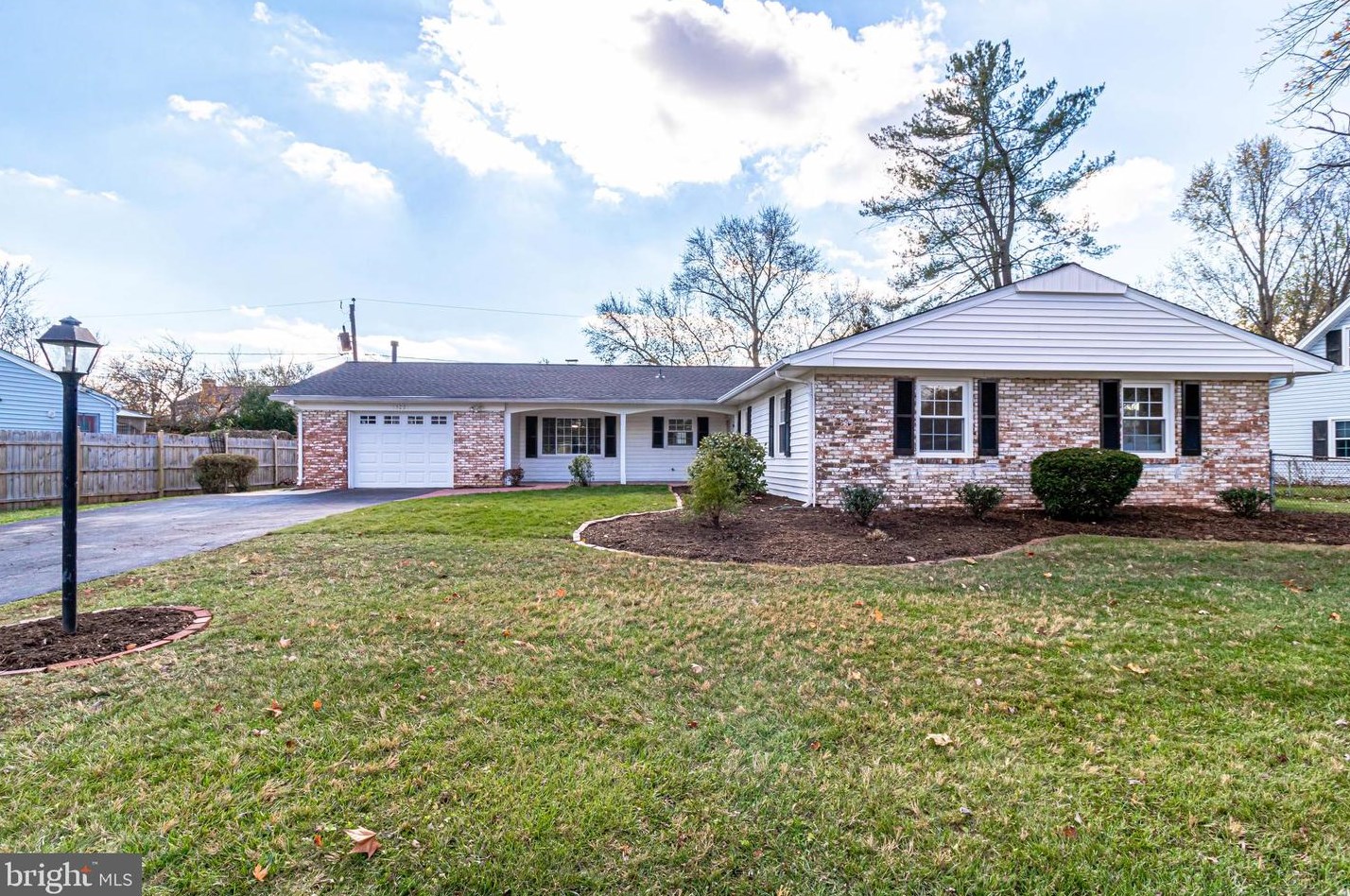 13221 Memory Ln, Fairfax, VA 22033-3529