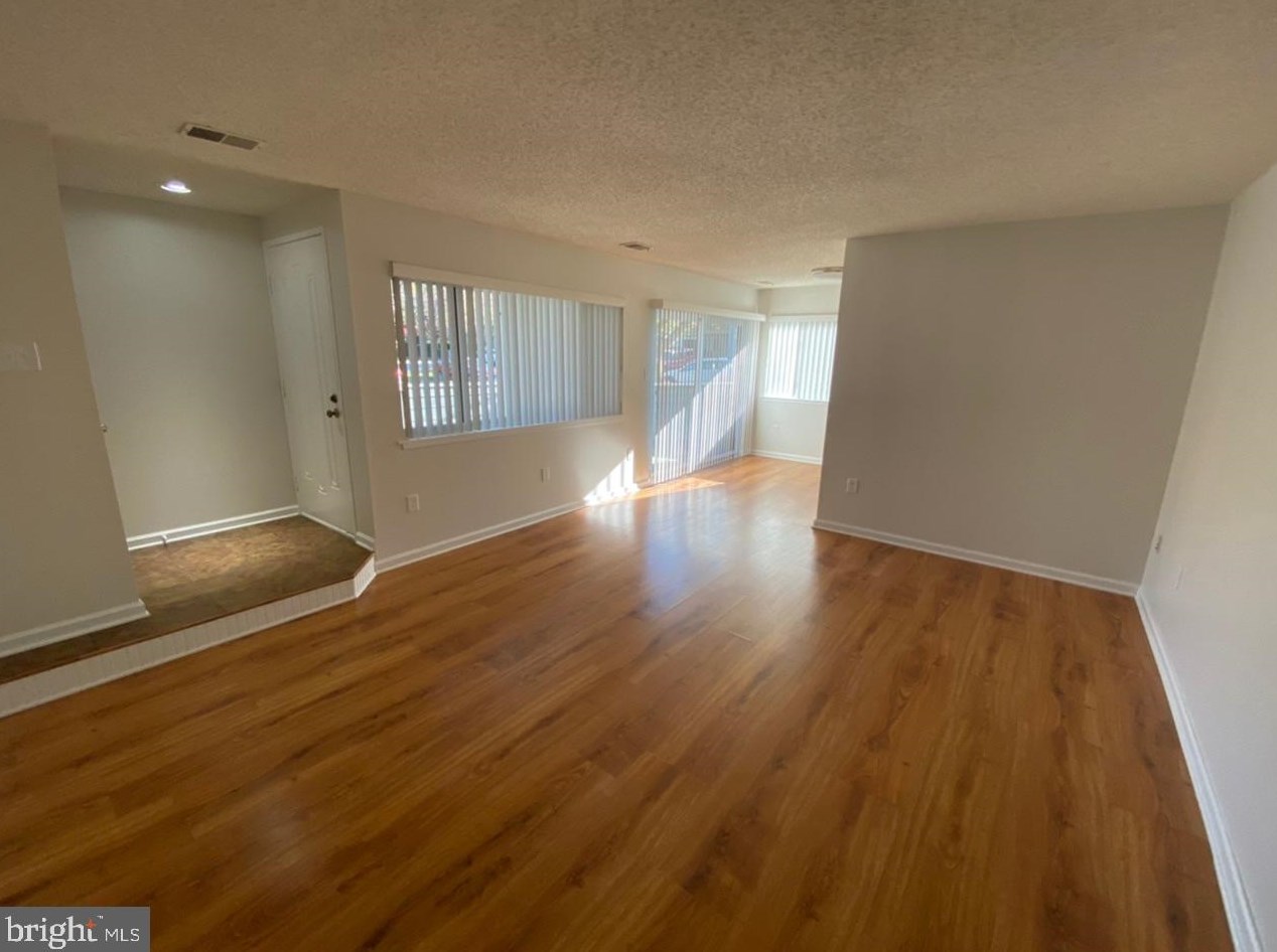 1933 Villaridge Dr, Herndon, VA 20191