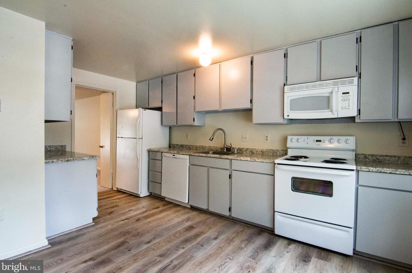 8045 Sleepy View Ln, Springfield, VA 22153