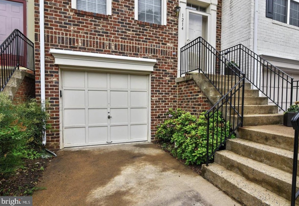 1214 Heritage Commons Ct, Herndon, VA 20194