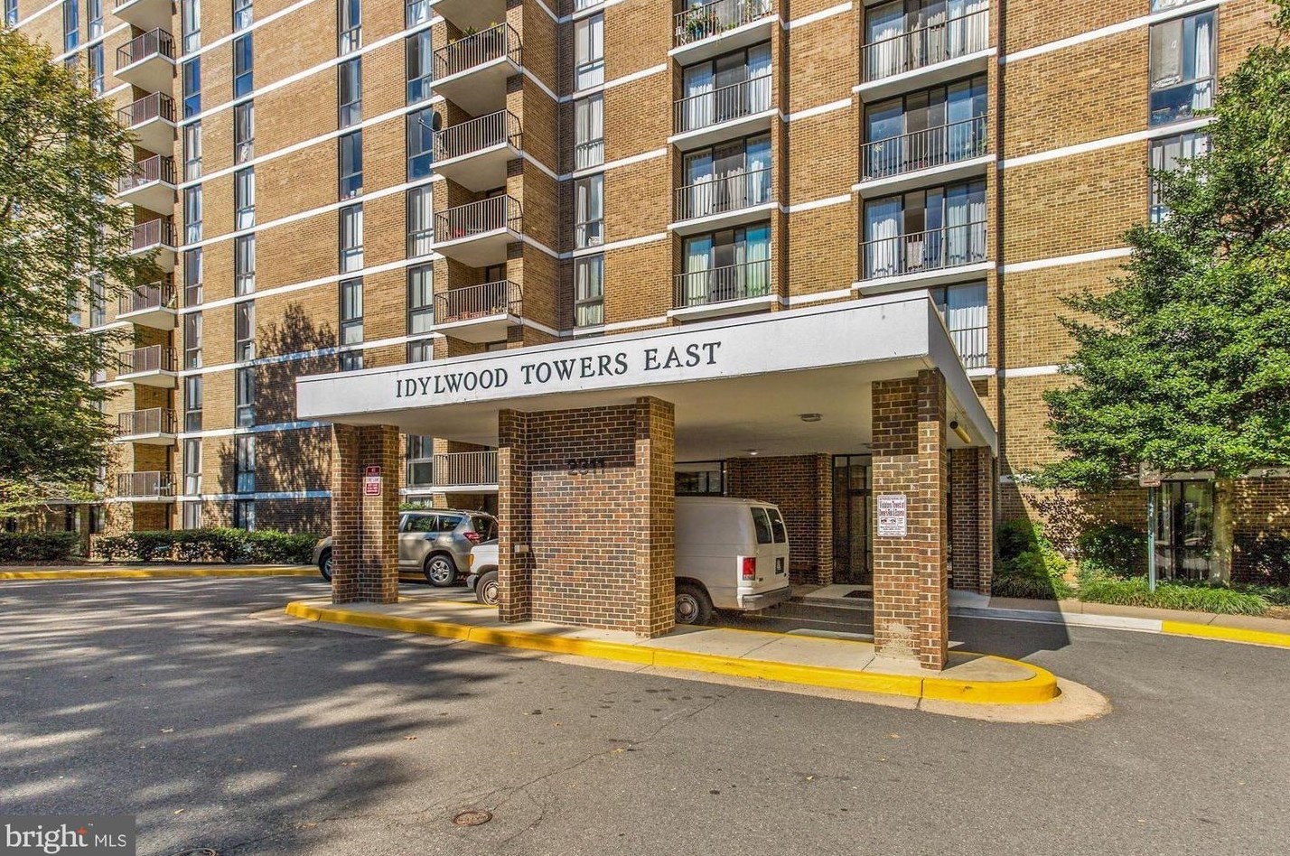 2300 Pimmit Dr #911, Falls Church, VA 22043