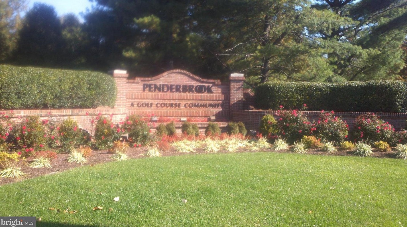 12018 Golf Ridge Ct, Fairfax VA  22033-2617 exterior