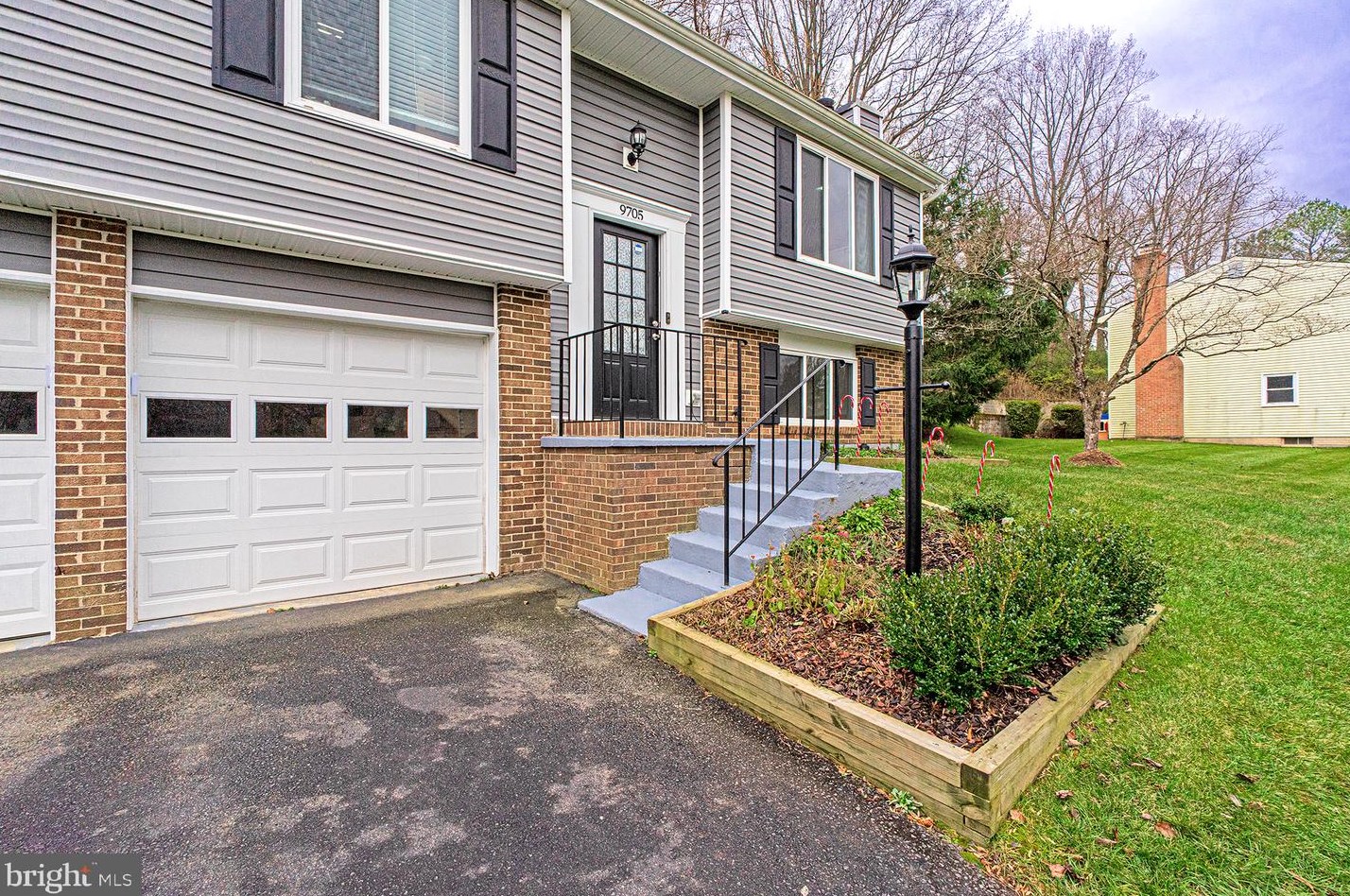 9705 Locust Hill Dr, Great Falls, VA 22066