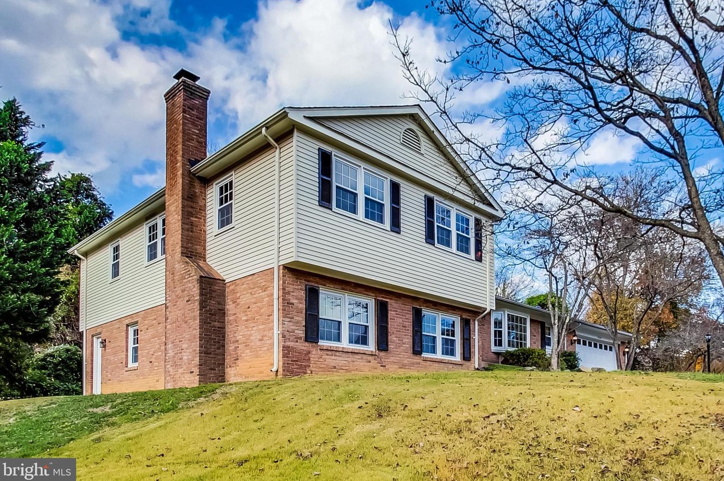 12142 Folkstone Dr, Herndon, VA 20171