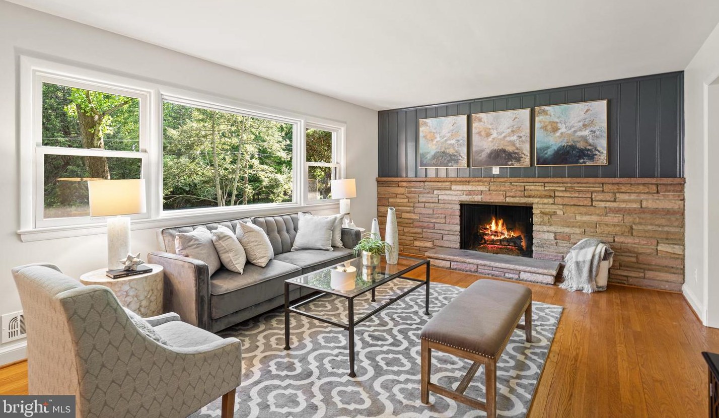 6432 Walters Woods Dr, Falls Church, VA 22044