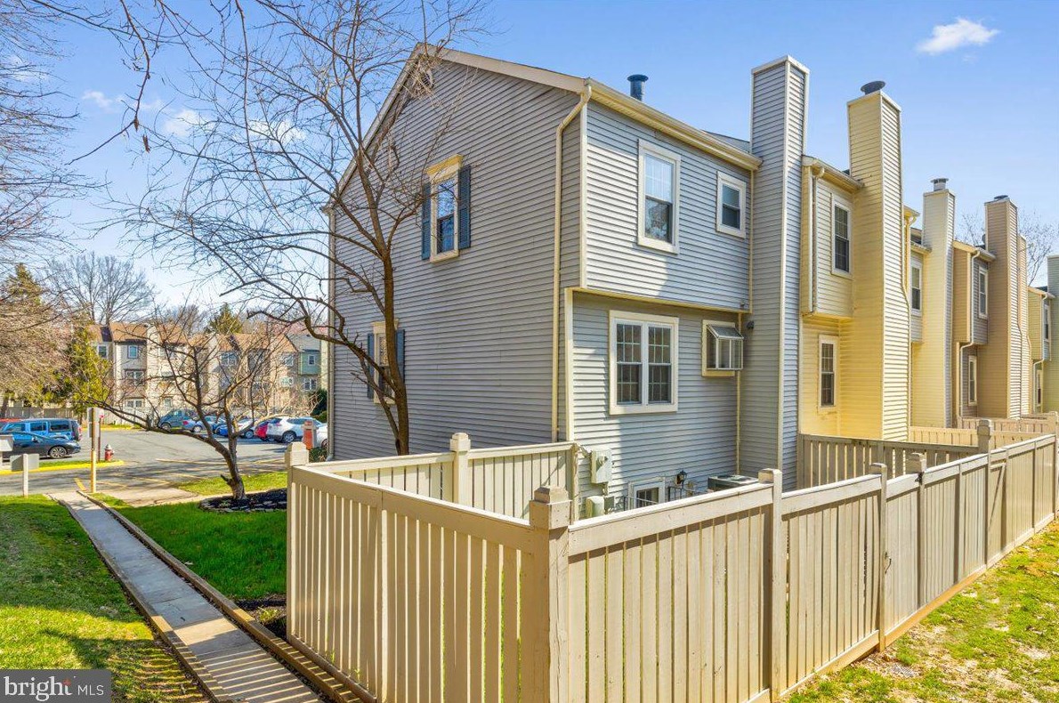 2300 Hunters Square Ct, Herndon, VA 20191