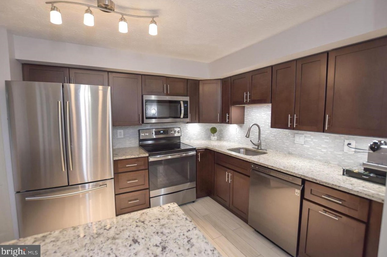 7871 Tyson Oaks Cir, Vienna VA  22182-3935 exterior