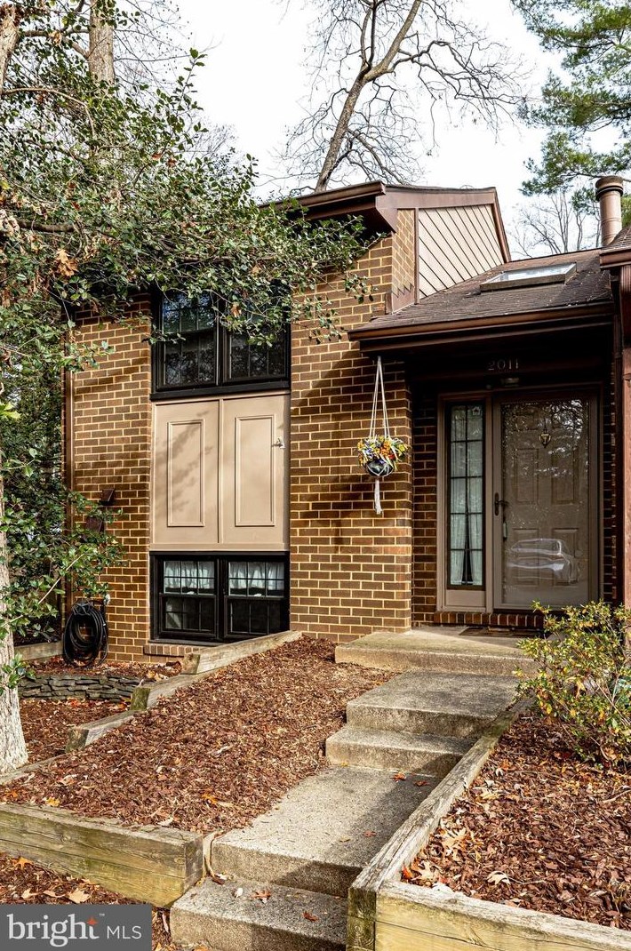 2011 Headlands Cir, Herndon, VA 20191