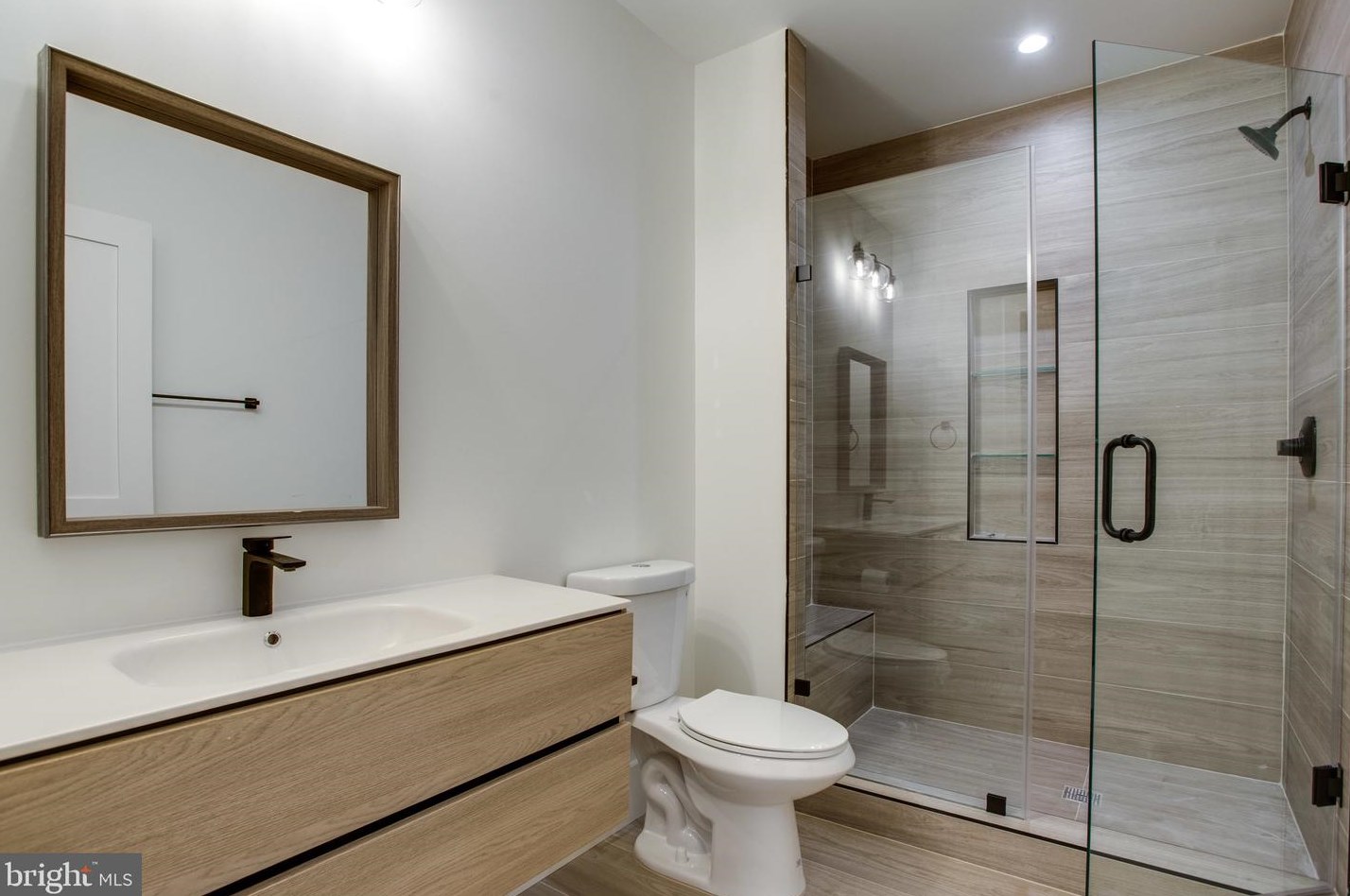 2517 Flint Hill Rd, Vienna VA 22181-5450 exterior