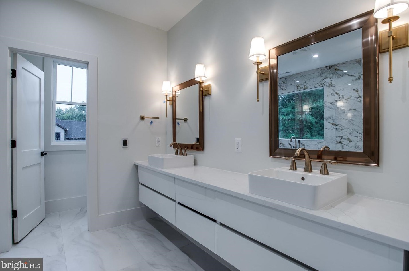 2517 Flint Hill Rd, Vienna VA 22181-5450 exterior