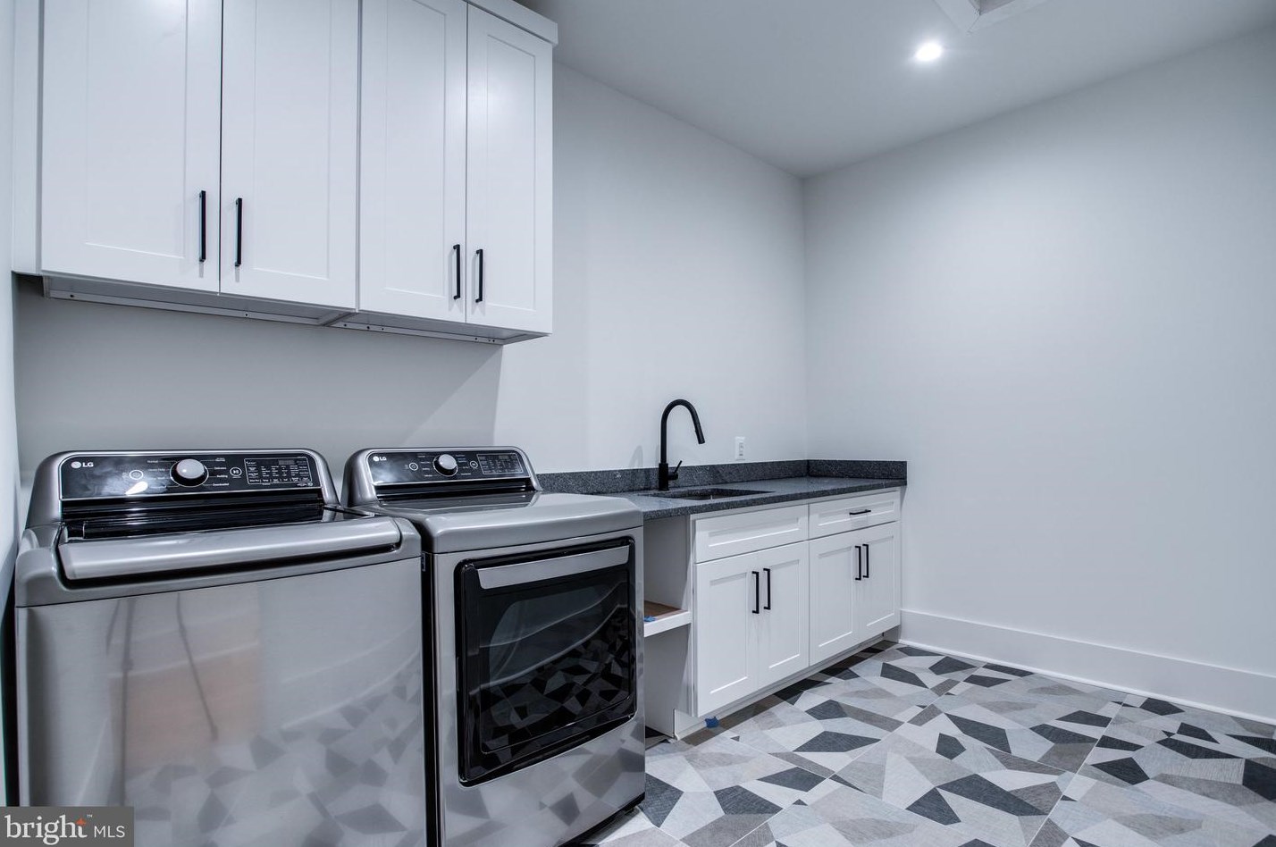 2517 Flint Hill Rd, Vienna VA 22181-5450 exterior