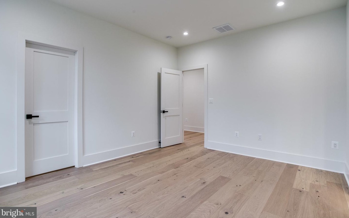 2517 Flint Hill Rd, Vienna VA 22181-5450 exterior