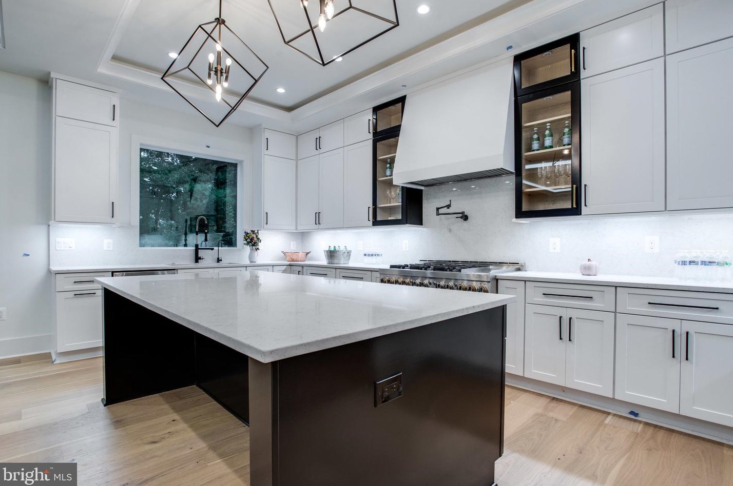 2517 Flint Hill Rd, Vienna VA 22181-5450 exterior