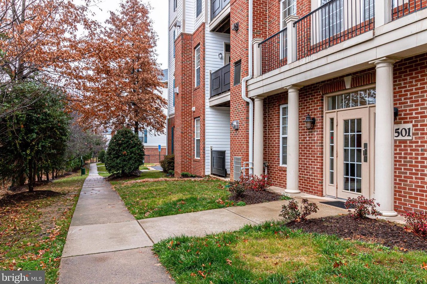 11501 Cardoness Ln #302, Fairfax, VA 22030