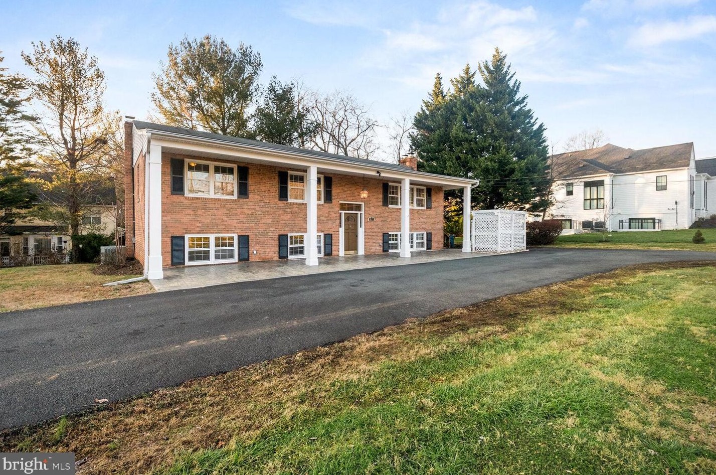 912 Walker Rd, Great Falls, VA 22066