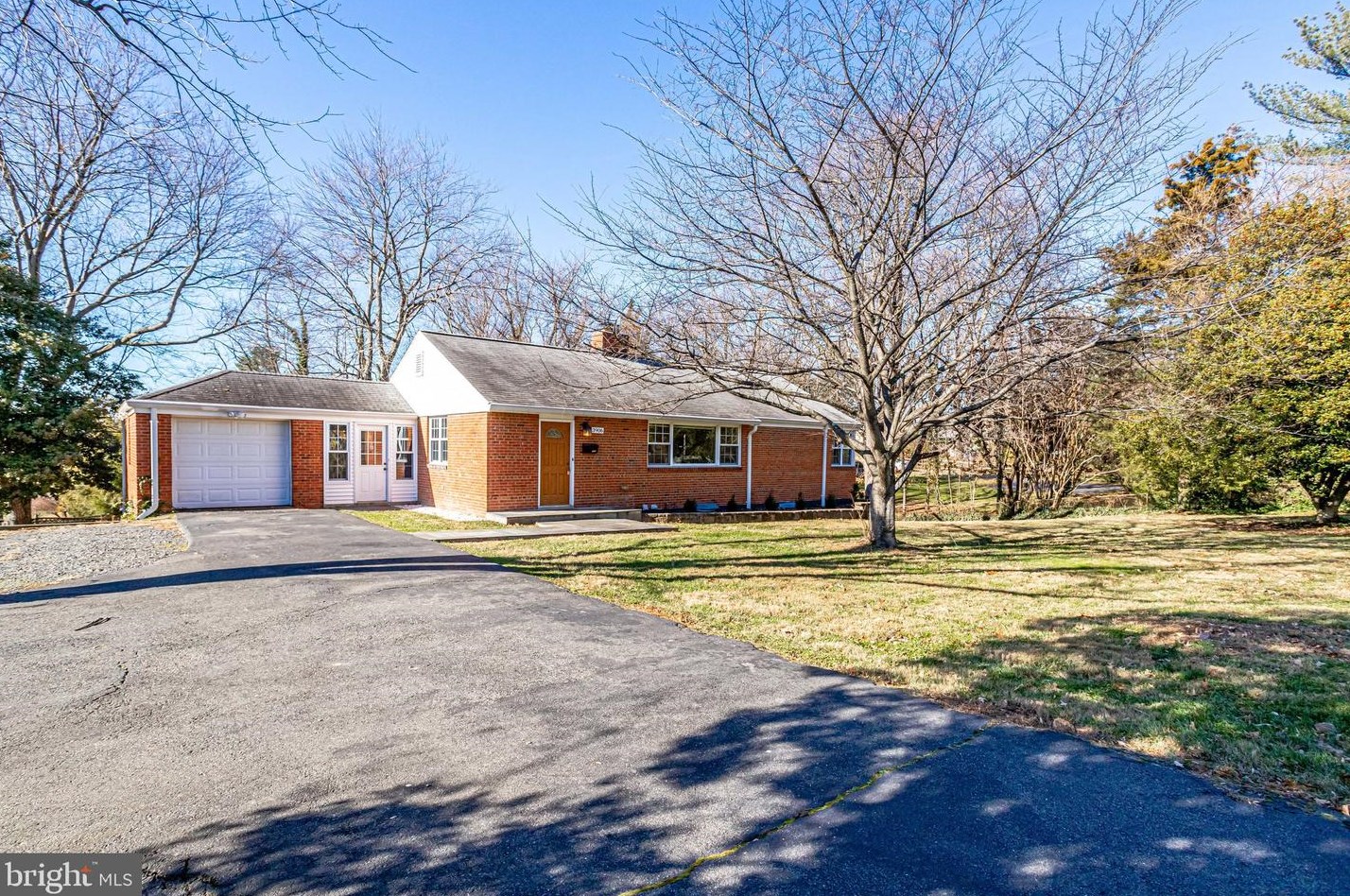3906 Sleepy Hollow Rd, Falls Church, VA 22041